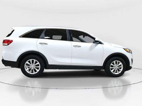 Used 2016 Kia Sorento LX w/ LX Convenience Package image 4