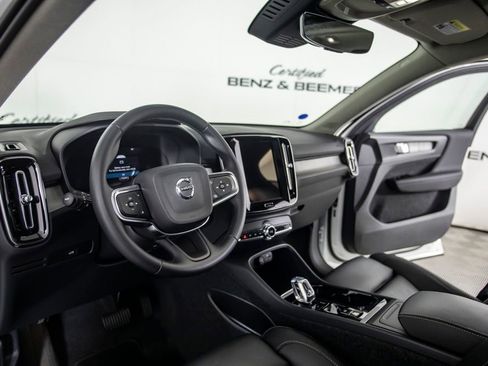 Used 2025 Volvo XC40 B5 Plus image 23