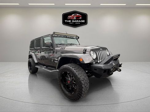 Used 2017 Jeep Wrangler Unlimited Sahara w/ Dual Top Group AWD/4WD image 2