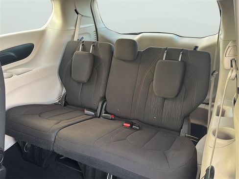 Used 2017 Chrysler Pacifica Touring FWD image 17