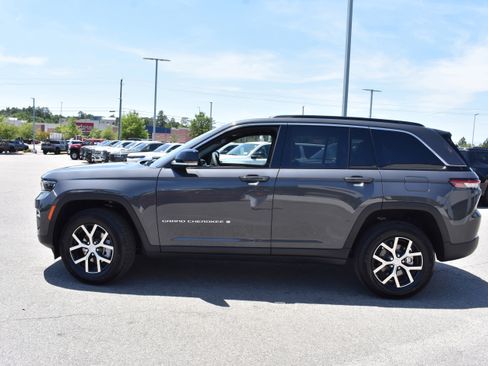New 2025 Jeep Grand Cherokee Limited w/ Luxury Tech Group II RWD image 6