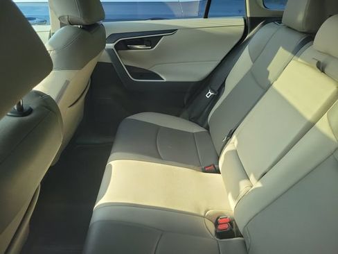 Used 2021 Toyota RAV4 XLE w/ Convenience Package FWD image 6