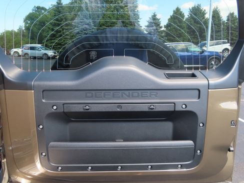 Used 2023 Land Rover Defender 90 S image 24