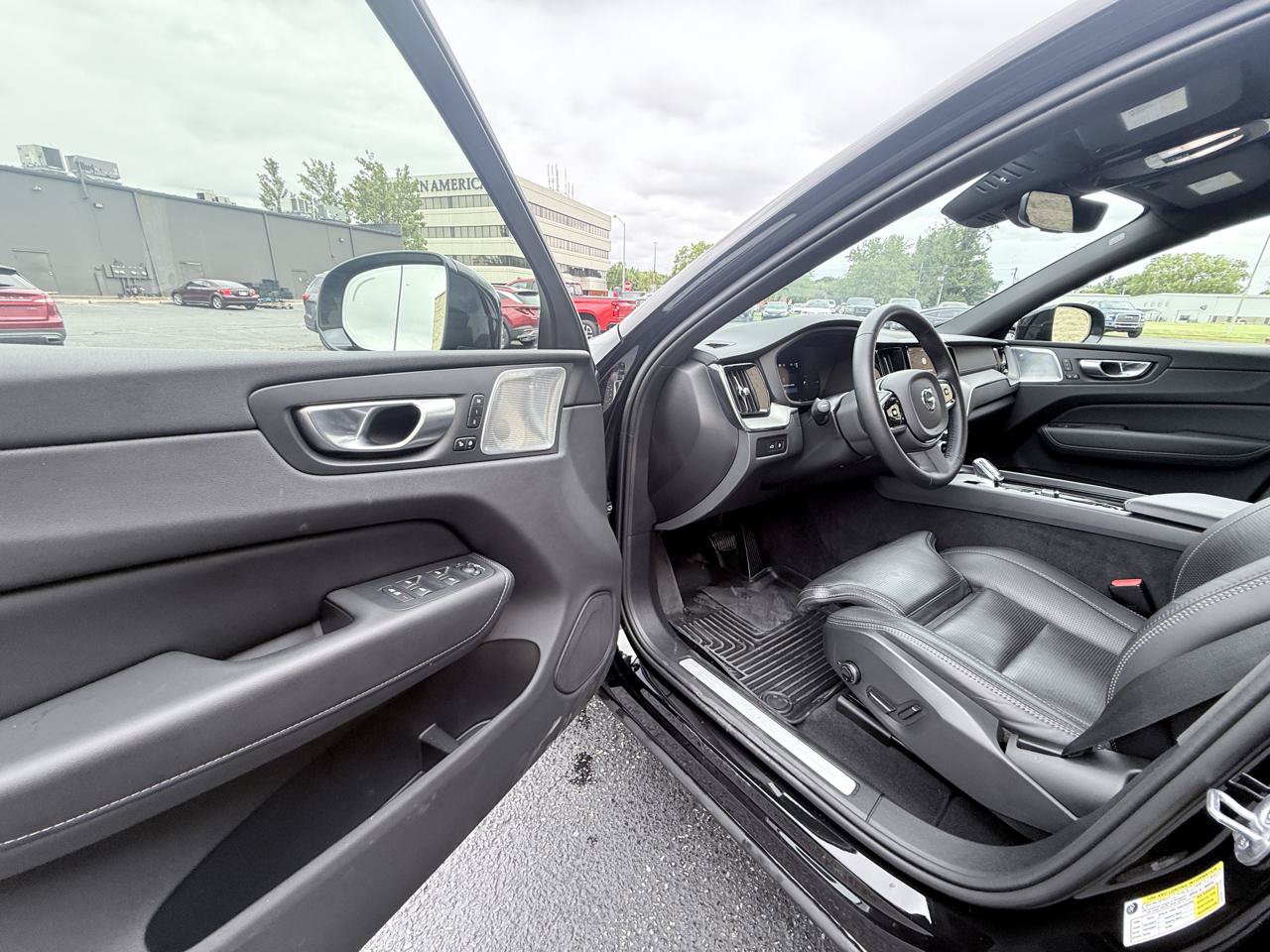 Used 2024 Volvo XC60 T8 Ultimate AWD/4WD image 9