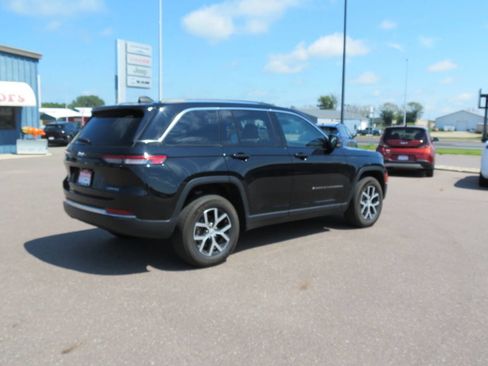 Used 2023 Jeep Grand Cherokee Limited image 2