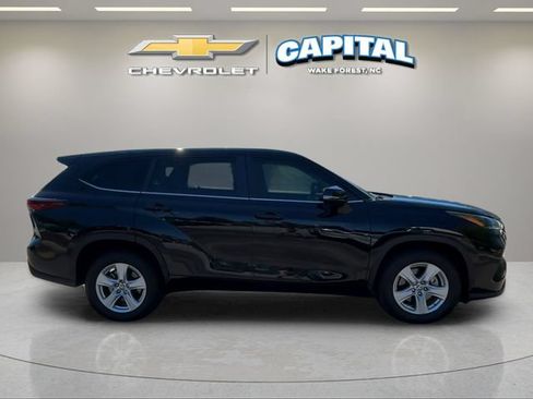 Used 2024 Toyota Highlander LE FWD image 6