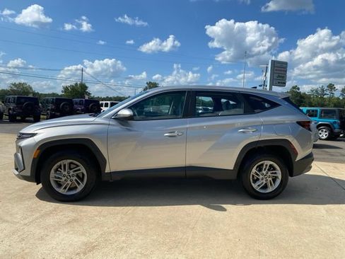 Used 2025 Hyundai Tucson SE AWD/4WD image 2