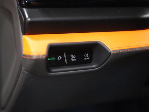 Used 2025 Lamborghini Urus SE AWD/4WD image 16