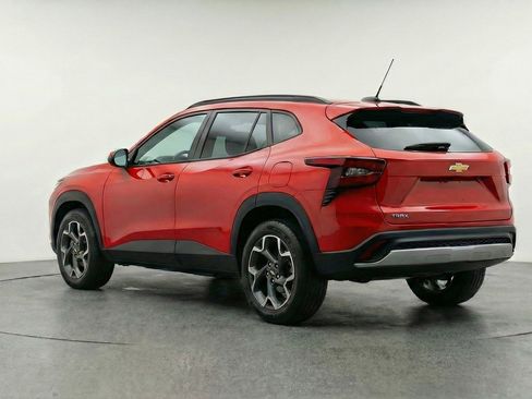 Used 2025 Chevrolet Trax LT w/ LT Convenience Package FWD image 6
