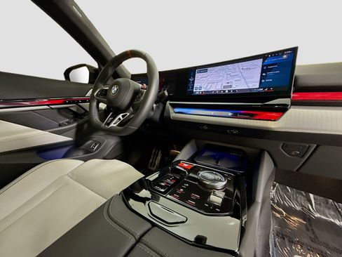 Used 2025 BMW M5 w/ Executive Package image 34