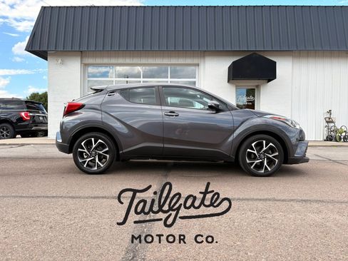 Used 2018 Toyota C-HR XLE FWD image 1