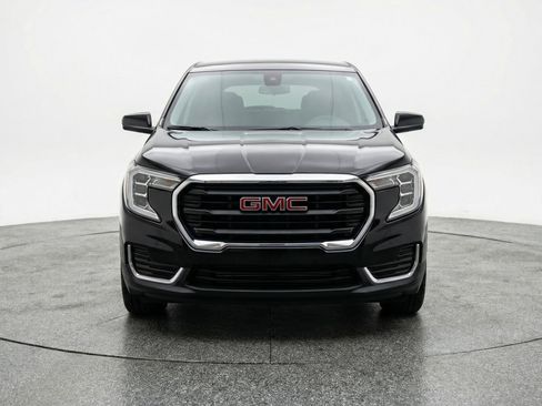 Used 2024 GMC Terrain SLE image 2