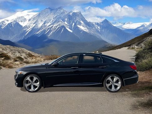 Used 2018 Honda Accord Touring image 2