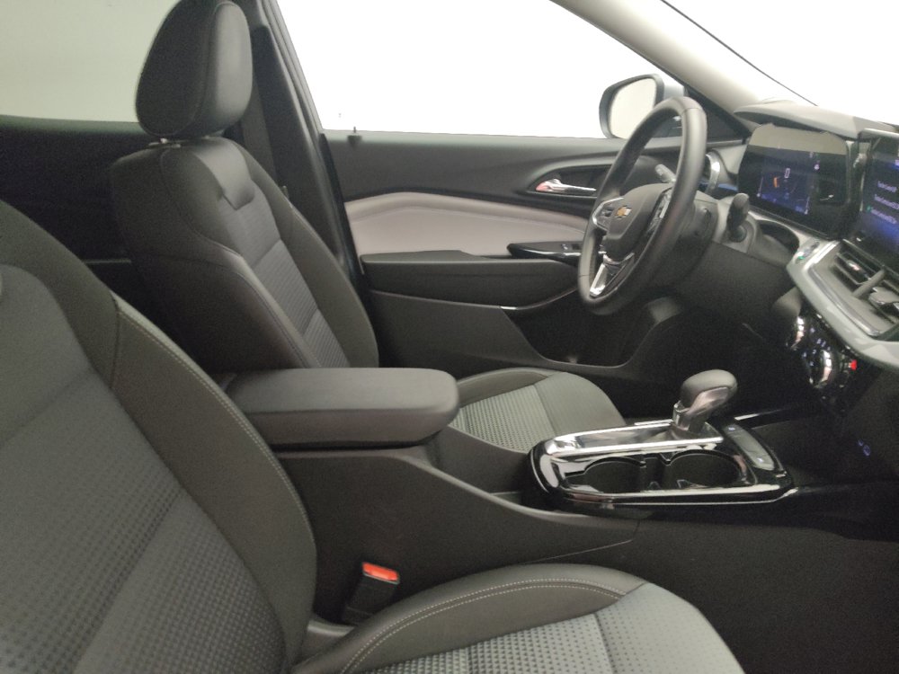 Used 2025 Chevrolet Trax LT w/ LT Convenience Package FWD image 21