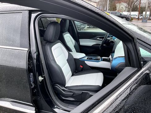 Used 2025 Chevrolet Equinox EV LT image 11