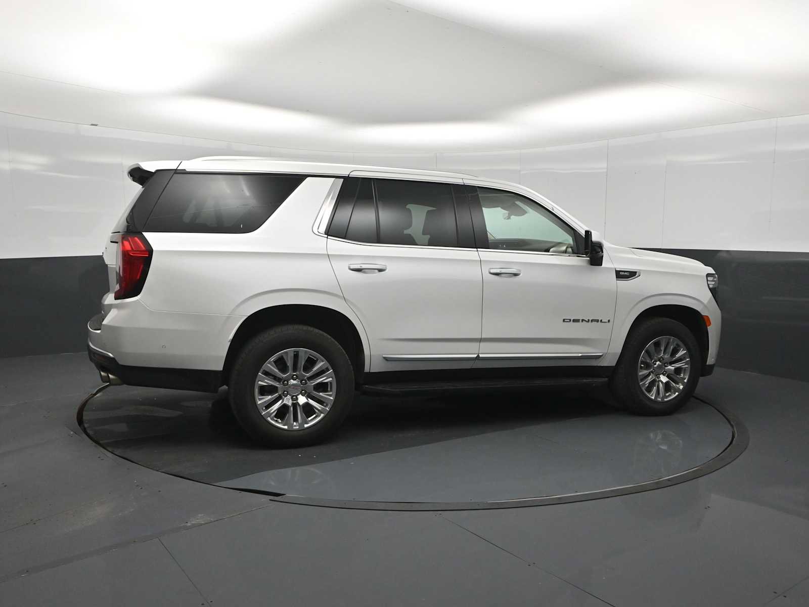 Used 2024 GMC Yukon Denali w/ Advanced Technology Package AWD/4WD image 9