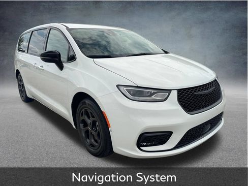 Used 2024 Chrysler Pacifica Limited FWD image 2