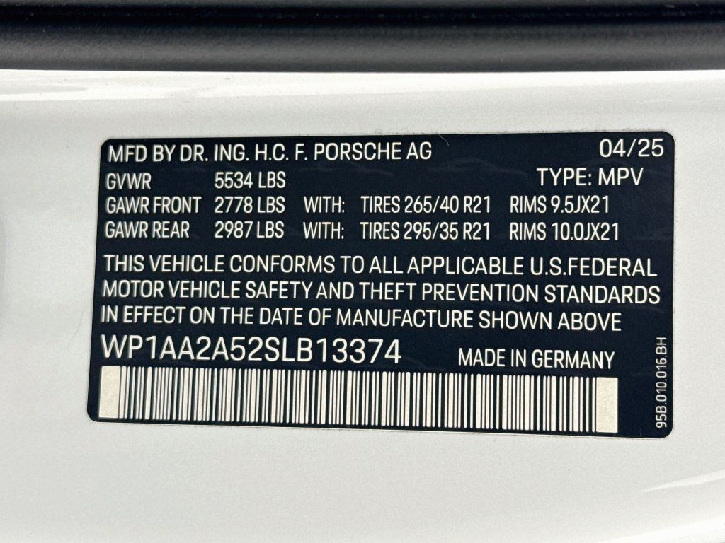 Certified 2025 Porsche Macan AWD/4WD image 33