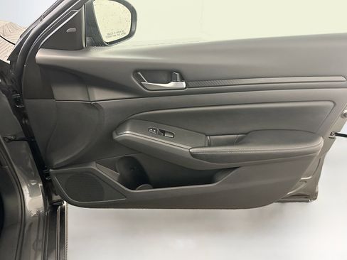 Used 2025 Nissan Altima 2.5 SV image 32