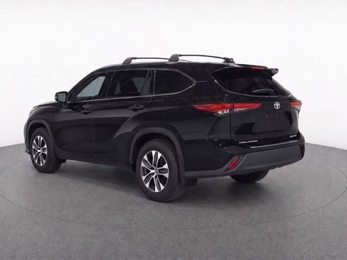 Used 2020 Toyota Highlander XLE AWD/4WD image 4