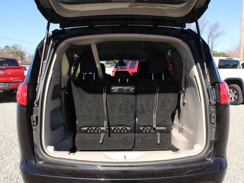 Used 2017 Chrysler Pacifica LX FWD image 10