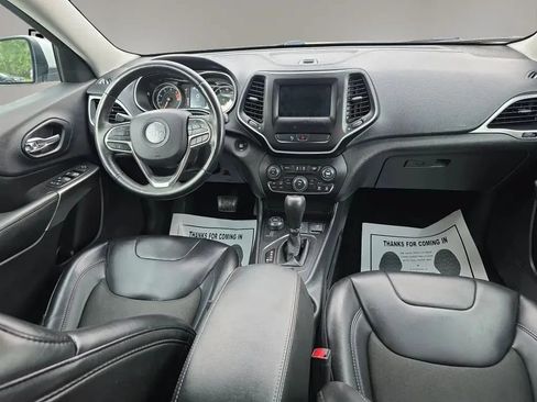 Used 2019 Jeep Cherokee Latitude Plus w/ Cold Weather Group AWD/4WD image 14