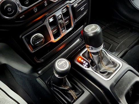 Used 2022 Jeep Wrangler Unlimited Sahara AWD/4WD image 16