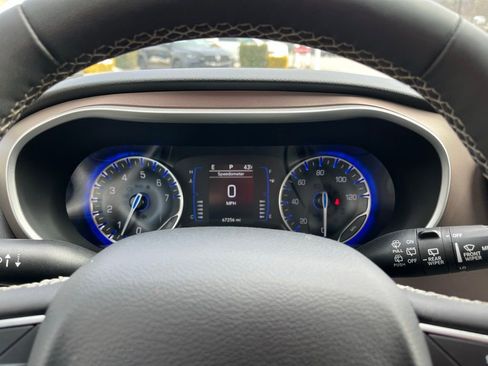 Used 2023 Chrysler Voyager LX image 12