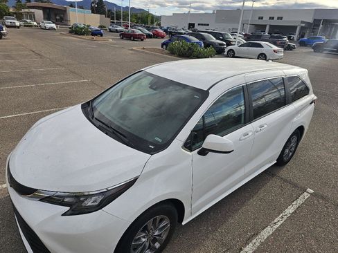 Used 2025 Toyota Sienna LE image 30