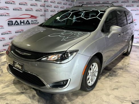 Used 2020 Chrysler Pacifica Touring-L FWD image 49