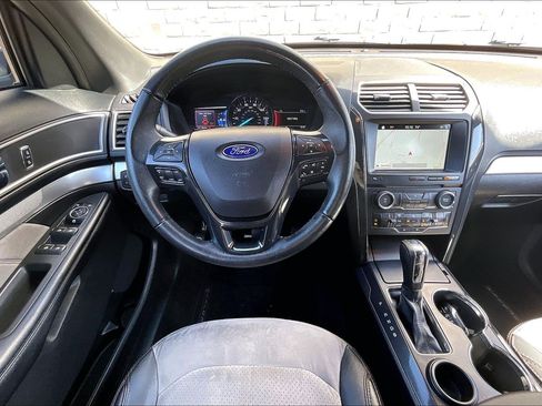 Used 2017 Ford Explorer XLT w/ Equipment Group 202A FWD image 4