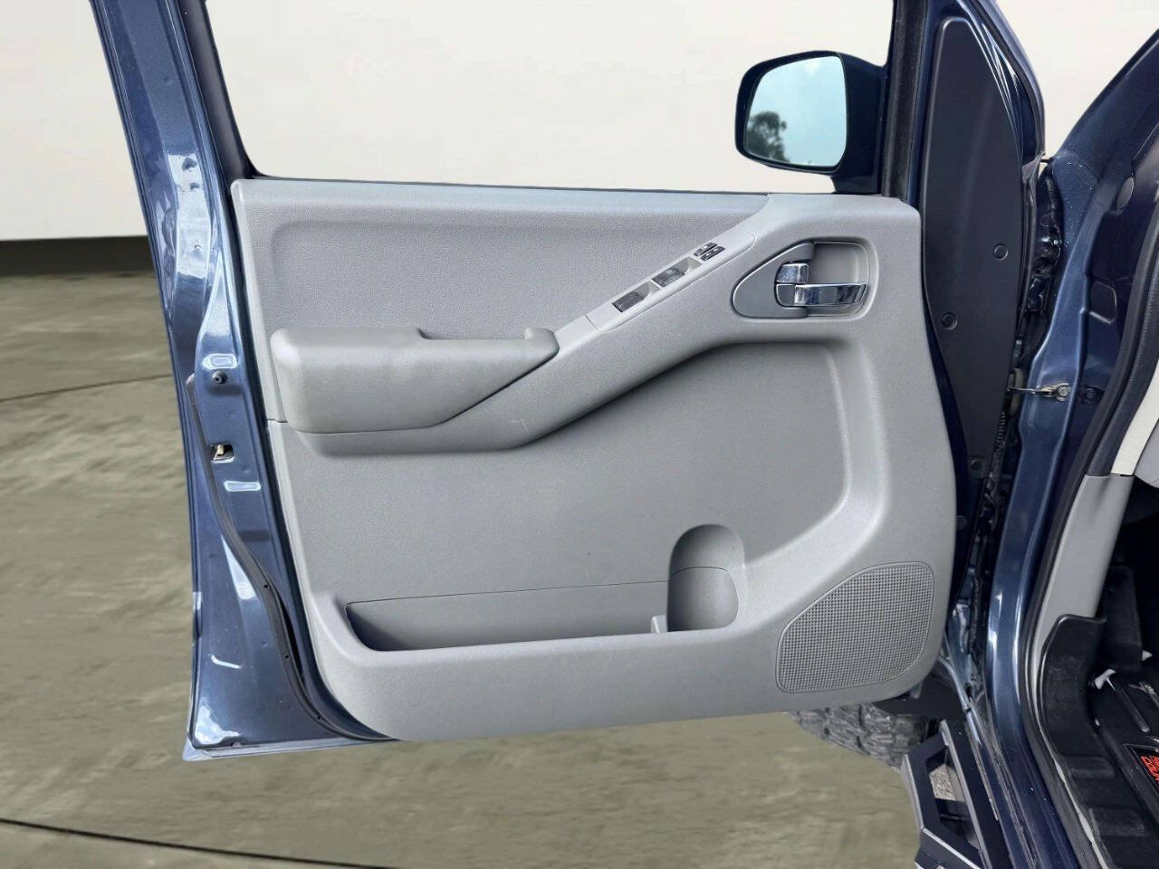 Used 2013 Nissan Frontier SV AWD/4WD image 13