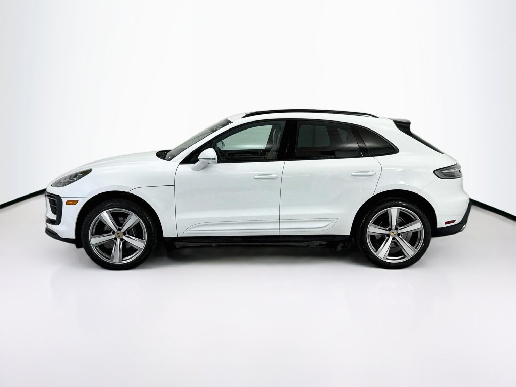 Certified 2025 Porsche Macan AWD/4WD image 2