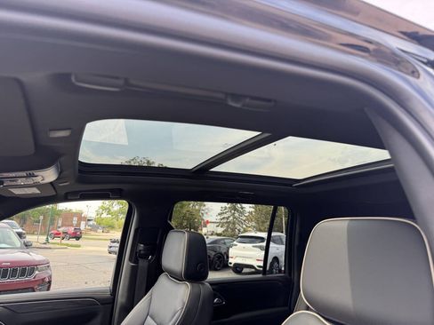 Used 2023 GMC Yukon XL SLT AWD/4WD image 3