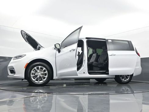 New 2025 Chrysler Pacifica Select w/ Uconnect Theater Family Group image 59