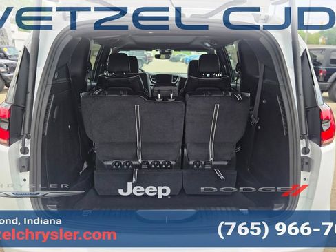 New 2027 Chrysler Pacifica Limited AWD/4WD image 9