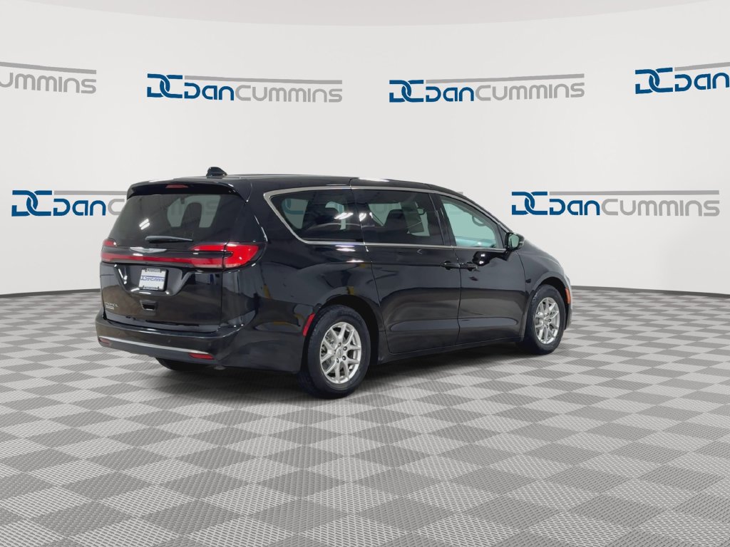 Used 2024 Chrysler Pacifica Touring-L FWD image 8