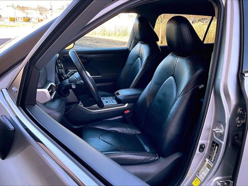 Used 2022 Toyota Highlander LE image 9