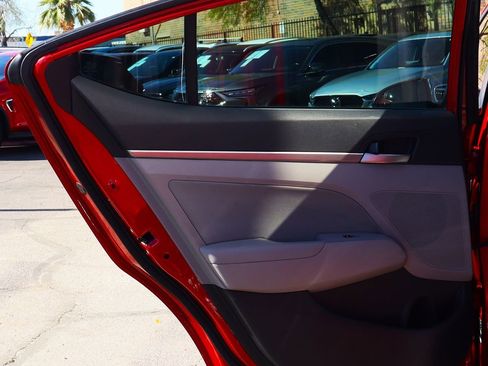 Used 2017 Hyundai Elantra SE image 32