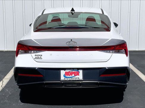 Used 2024 Hyundai Elantra SEL w/ Convenience Package image 4