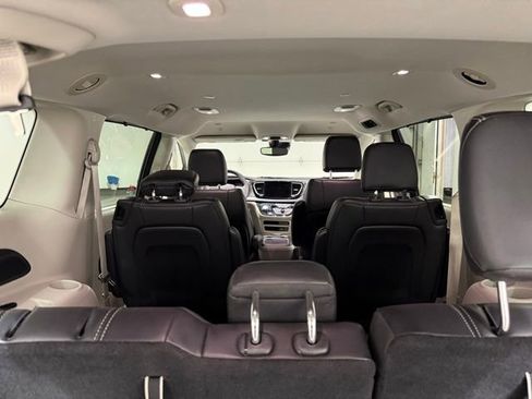 Used 2022 Chrysler Pacifica Touring-L FWD image 10