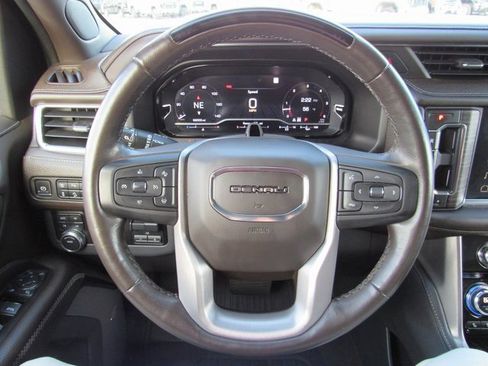 Used 2023 GMC Yukon XL Denali w/ Advanced Technology Package image 17