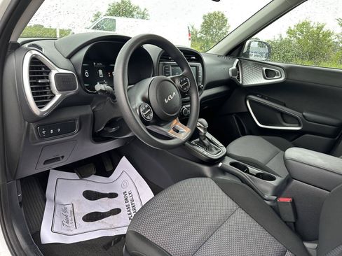 Used 2025 Kia Soul LX w/ LX Technology Package FWD image 17