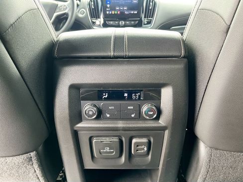 Used 2023 Chevrolet Traverse Premier FWD image 26