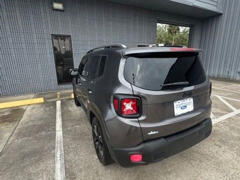 Used 2017 Jeep Renegade Altitude FWD image 4