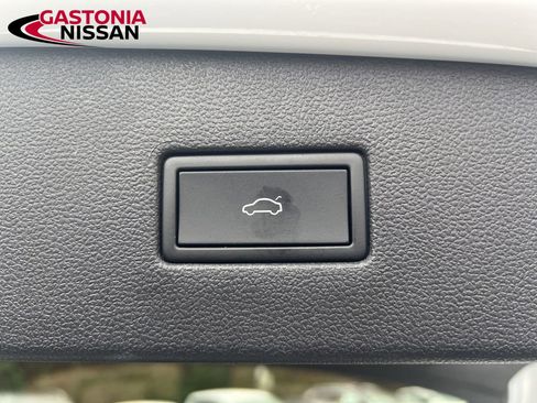 Used 2024 Volkswagen Tiguan SE image 34