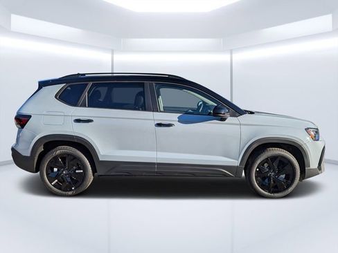 New 2026 Volkswagen Taos SE FWD image 2