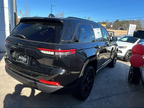 New 2025 Jeep Grand Cherokee Altitude image 7