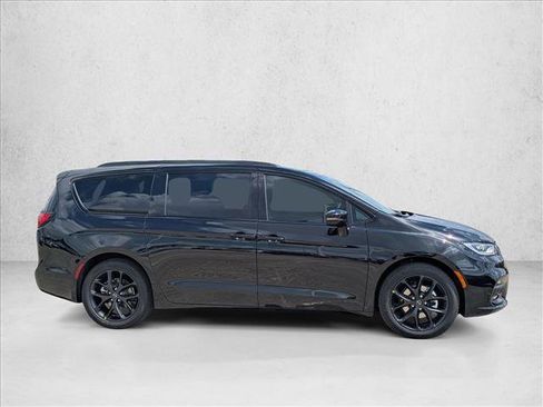 New 2026 Chrysler Pacifica Select image 3