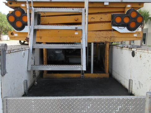 Used 2007 Ford F550 2WD Regular Cab Super Duty image 19